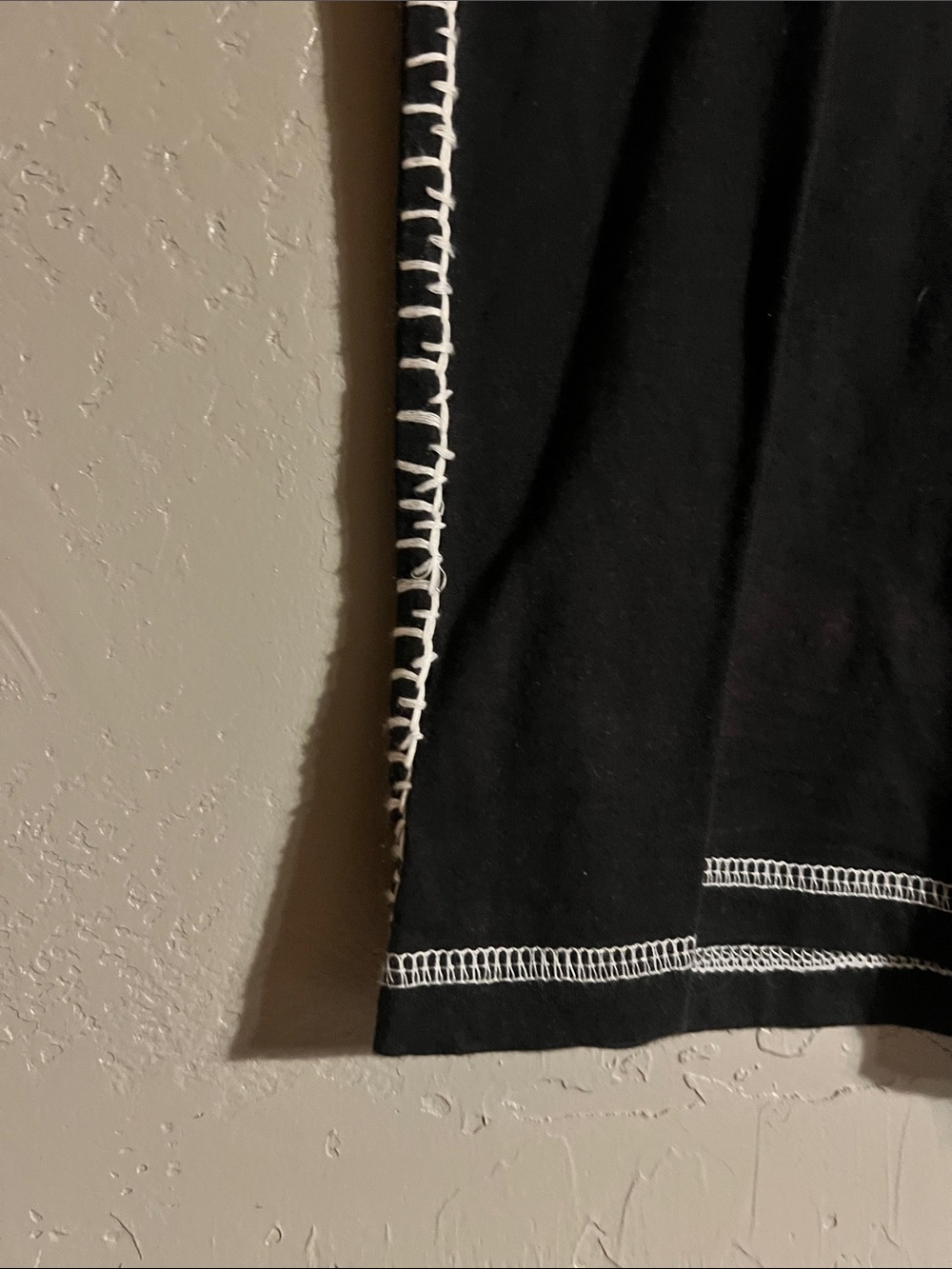 Vintage-Inspired Black Embroidered Arrow Tee - Picture 4 of 5